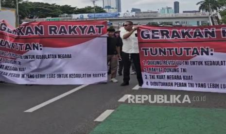 Aksi massa mendukung revisi Undang-Undang Tentara Nasional Indonesia di depan gedung DPR RI, Senayan, Jakarta Pusat, Senin (17/3/2025).