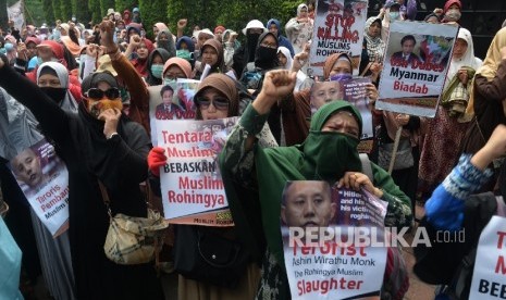  Aksi massa mengutuk kebiadaban militer Myanmar terhadap warga Rohingya di depan Kedubes Myanmar, Jakarta, Senin (4/9).