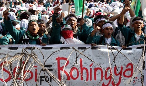 Aksi massa mengutuk kebiadaban militer Myanmar terhadap warga Rohingya di depan Kedubes Myanmar, Jakarta, Jumat (8/9).