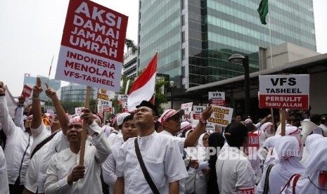 Aksi massa menolak penerapan visa biometrik melalui VHS Tasheel di Kedutaan Arab Saudim Jakarta.