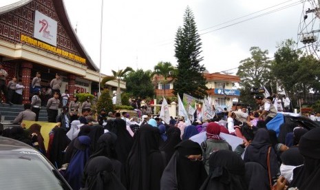 Aksi massa sejumlah ormas Islam di Bukittinggi soal pelarangan cadar oleh IAIN Bukittinggi, Jumat (11/5). 