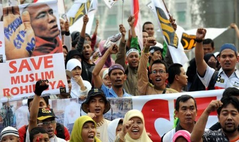   Aksi massal simpatisan Partai Keadilan Sejahtera Solidaritas Untuk Muslim Rohingya (Myanmar) dan Syria di Bundaran Hotel Indonesia, Jakarta, Ahad (12/8).  (Aditya Pradana Putra/Republika)