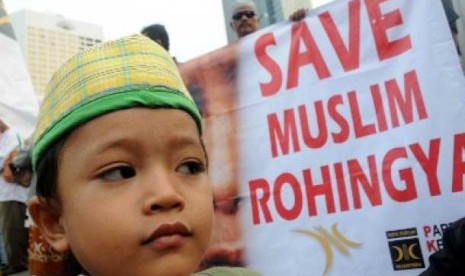 Aksi Massal Solidaritas Rohingya-Syria: Seorang bocah mengikuti aksi massal simpatisan Partai Keadilan Sejahtera (PKS) Solidaritas Untuk Muslim Rohingya (Myanmar) dan Syria di Bundaran Hotel Indonesia (HI), Jakarta, Ahad (12/8). Selain mendesak Pemerintah 