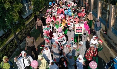 Aksi masyarakat Muslim Indramayu untuk menggalang dana bagi rakyat Palestina Ahad (6/8)