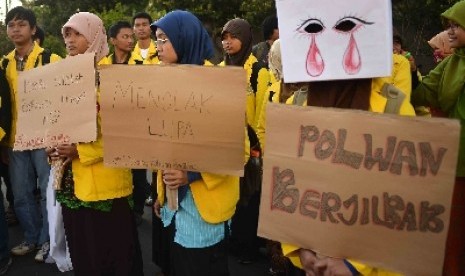 Aksi mendukung Polisi Wanita (Polwan) berjilbab di Bundaran HI, Jakarta, Ahad (20/4).