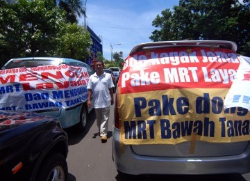 Aksi menolak pembangunan Mass Rapid Transit (MRT) layang di depan Kementerian Perhubungan , Jakarta Pusat, Senin (5/3). (Republika/Prayogi)