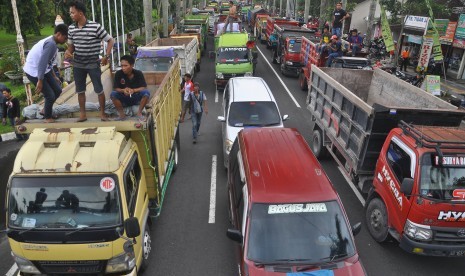 Aksi menolak pemberlakuan kenaikan pajak sirtu.