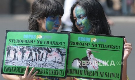 Aksi menolak penggunaan styrofoam karena tidak ramah lingkungan.