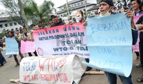   Aksi menolak WTO dari Jaringan Perubahan Indonesia (JAPI) melakukan teaterikal simbol kematian akibat mahalnya harga obat di depan Gedung Sate, Kota Bandung, Kamis (24/10).  (Republika/Edi Yusuf)