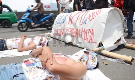  Aksi menolak  WTO dari Jaringan Perubahan Indonesia (JAPI) melakukan teaterikal simbol kematian akibat mahalnya harga obat di depan Gedung Sate, Bandung, Kamis (24/10).  (Republika/Edi Yusuf)