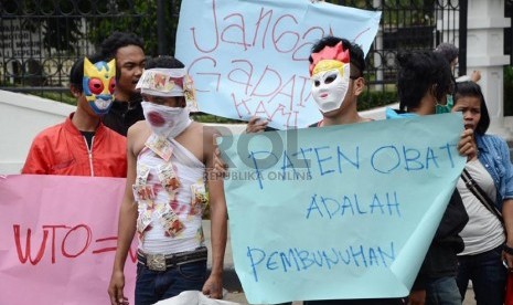 Aksi menolak  WTO dari Jaringan Perubahan Indonesia (JAPI) melakukan teaterikal simbol kematian akibat mahalnya harga obat di depan Gedung Sate, Kota Bandung, Kamis (24/10). 