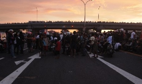 Aksi menutup Jalan Tol Reformasi Makassar 