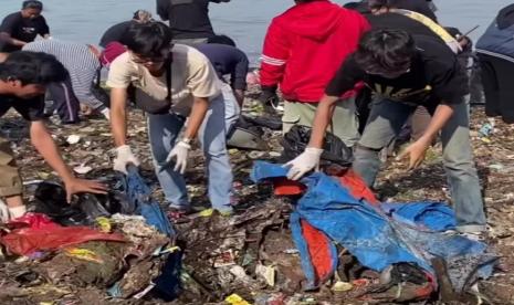 Aksi Pandawa Group bersama warga sekitar membersihkan pantai terkotor di Indonesia di Desa Teluk, Kecamatan Labuan, Kabupaten Pandeglang, Provinsi Banten pada Senin-Selasa (22-23/5/2023).