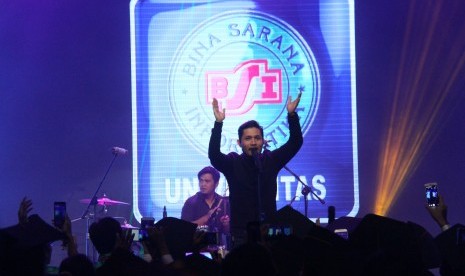 Aksi panggung Andra and The Backbone di wisuda UBSI yang ke-50.