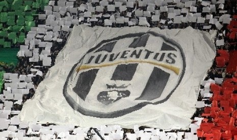 Aksi para pendukung Juventus membela tim kesayangan mereka.