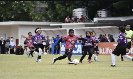 Aksi para peserta MilkLife Soccer Challenge - Solo Seri 2 2024 di Lapangan Kota Barat yang berlangsung sejak Rabu (16/10/2024) rampung digelar akhir pekan kemarin. 