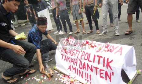   Aksi peduli Banten oleh Front Revolusioner Selamatkan Banten (Foros Banten) di depan Gedung Sate, Bandung, Kamis (19/12).  (Republika/Edi Yusuf)