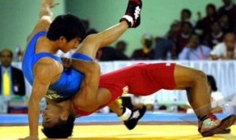 Aksi pegulat Indonesia, Muhammad Aliansyah (merah), mengalahkan pegulat Vietnam, Tan Ta Ngoc, untuk memastikan medali emas pertandingan gulat gaya Grego Kelas 60 Kg, di Arena Gulat SEA Games XXVI, Jakabaring Palembang, Sumsel, Senin (14/11). 