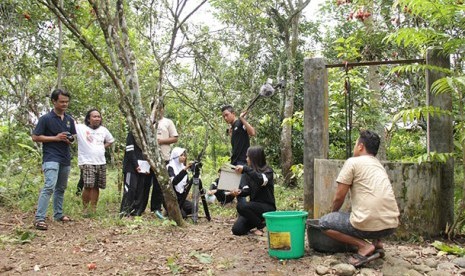 Aksi pelajar SMU Bukateja memproduksi film pendek.