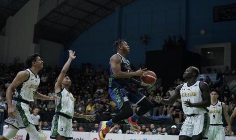 Aksi pemain Bumi Borneo Basketball Randy Bell dalam pertarungan IBL All Star 2023 di Knight Stadium, Semarang, Ahad (21/3/2023).