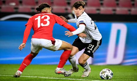 Aksi pemain Jerman, Kai Havertz (kanan) saat membela timnya melawan Swiss pada laga lanjutan Liga Bangsa-Bangsa di Koln, Rabu (14/10).