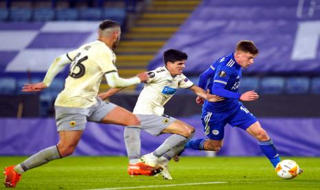 Aksi pemain Leicester City Harvey Barnes (kanan) menembus pertahanan AEK Athens di Liga Europa. Barnes menyumbang satu gol dalam kemenangan Leicester 2-0 atas AEK.