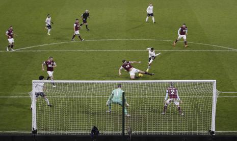 Aksi pemain Manchester City Gabriel Jesus di depan gawang Burnley.