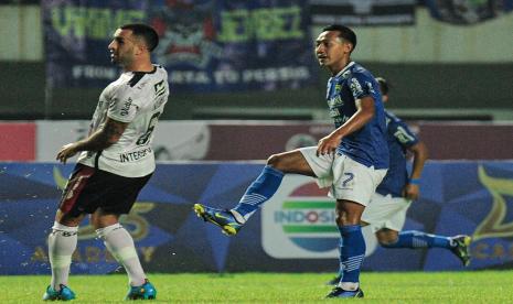 Pemain Persib Beckham Putra (kanan).