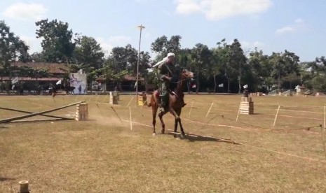 Aksi pemanah tradisional di Gladen Ageng Panahan Tradisional dan Pertunjukan Horseback Archery yang berlangsung di Lapangan Dodiklapur, Depo, Klaten, Jawa Tengah.