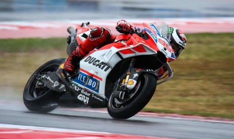 Aksi pembalap Ducati Corse, Jorge Lorenzo di Sirkuit Misano, San Marino, Ahad (10/9).