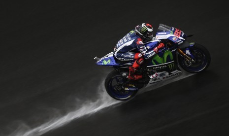 Aksi pembalap Yamaha, Jorge Lorenzo di sirkuit Sepang, Malaysia, Ahad (30/10).