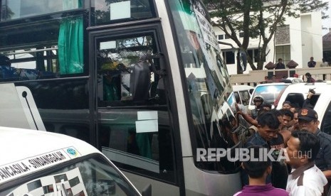 Aksi pemblokiran terjadi pada unjuk rasa angkot menentang transportasi daring di Kota Tasik, Rabu (17/1).