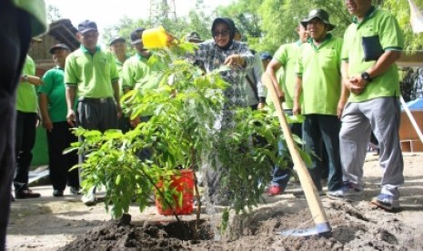 Aksi penanaman pohon dalam Peringatan Hari Sampah Nasional 2019 di  Dusun Krikil, Desa Tegaltirto, Kecamatan Berbah, Jumat (8/3). Doc: Pemkab  Sleman 