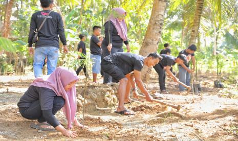 Aksi penanaman pohon di di Dusun Sawah Lor, Desa Banyusoco, Kecamatan Playen, Kabupaten Gunungkidul, Provinsi DIY.