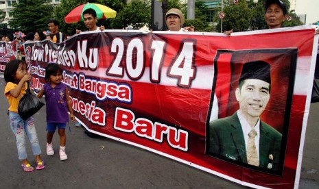  Aksi pendukung Joko Widodo (Jokowi) untuk maju sebagai Presiden 2014, membentangkan spanduk di Bundaran Hotel Indonesia, Jakarta, Ahad (19/5).