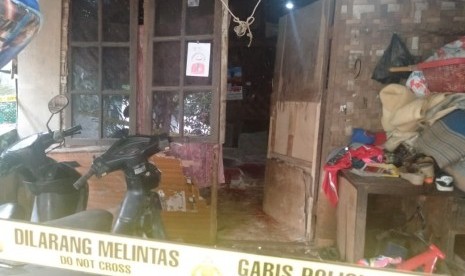 Aksi penganiayaan oleh orang tak dikenal terhadap satu keluarga terjadi di Kelurahan Curug, Kecamatan Bojongsari, Kota Depok, Jumat (10/1) sekira pukul 04.00 WIB. Rumah korban di Bojongsari, Kota Depok