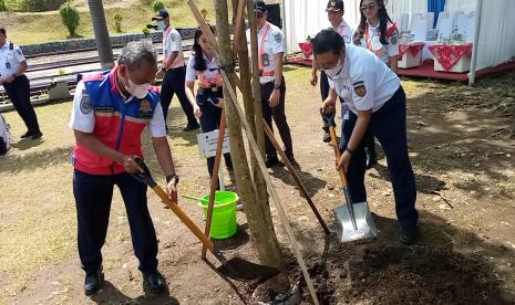 Aksi penghijauan ruang publik secara seremonial dilaksanakan oleh Direktur Utama KAI Didiek Hartantyo, Komisaris Independen KAI Riza Primadi, Direktur Prasarana Perkeretaapian Kementerian Perhubungan Harno Trimadi, beserta jajaran di Stasiun Linggapura, Kab. Brebes, Selasa (10/1/23).