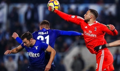 Aksi penjaga gawang AC Milan Gianluigi Donnarumma (kanan)n mempertahankan gawangnya dari serangan Lazio.