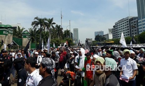 The mass of 2410 rally hold tauhid flag in front of Parliament complex, Senayan, Jakarta, on Tuesday (October 24).