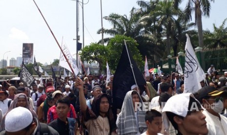 Aksi Penolakan Perppu Ormas jadi lautan bendera tauhid. Komplek Parlemen Senayan, Selasa (24/10).