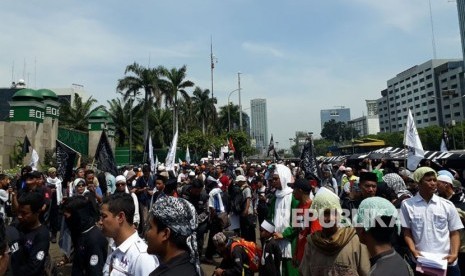 Aksi Penolakan Perppu Ormas jadi lautan bendera tauhid. Komplek Parlemen Senayan, Selasa (24/10).