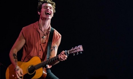 Penyanyi asal Kanada Shawn Mendes. Bintang pop ini tampil membawakan single terbarunya di Amerikan Music Awards 2020.