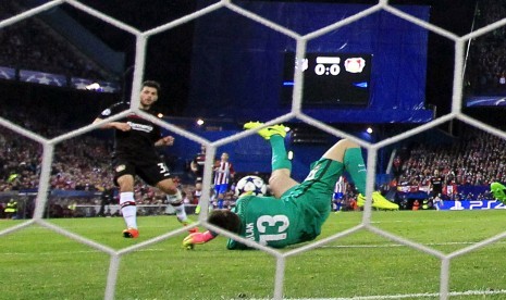 Aksi penyelamatan kiper Atletico Madrid, Jan Oblak pada laga Liga Champions lawan Bayer Leverkusen, di Vicente Calderon, Kamis (16/3) dini hari WIB. Atletico melaju ke perempat final.