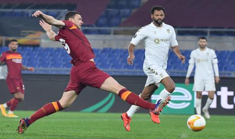 Aksi penyerang AS Roma Edin Dzeko (kiri) saat melawan Braga di Liga Europa. 