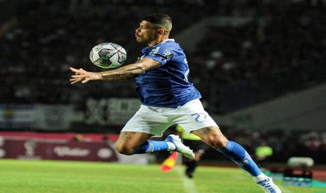 Aksi penyerang Persib Ciro Alves saat melawan Bali United di Piala Presiden 2022. 