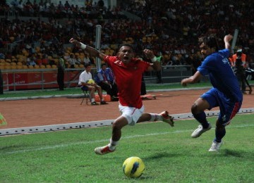 Aksi penyerang Timnas, Titus Bonai merepotkan barisan pertahanan Kamboja, GBK, Senin, 7/11. (Republika Online/Fafa)