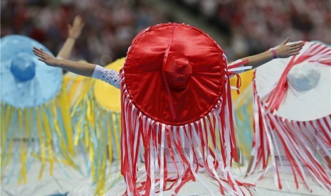 Aksi pertunjukan artis dalam acara pembukaan Piala Eropa 2012 di Stadion Nasional, Warsawa, Jumat (8/6). 