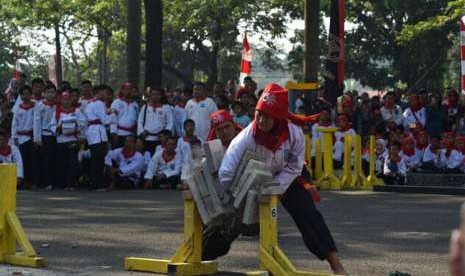 Aksi pesilat perempuan dari peguruan Merpati Putih. 