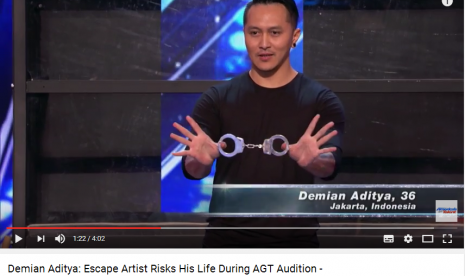 Aksi pesulap Indonesia, Demian Aditya di acara America's Got Talent 2017, Selasa (30/5).