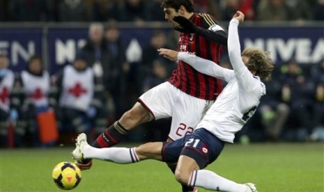 Aksi playmaker AC Milan, Kaka (kiri) pada laga Serie A Italia melawan Genoa di San Siro.